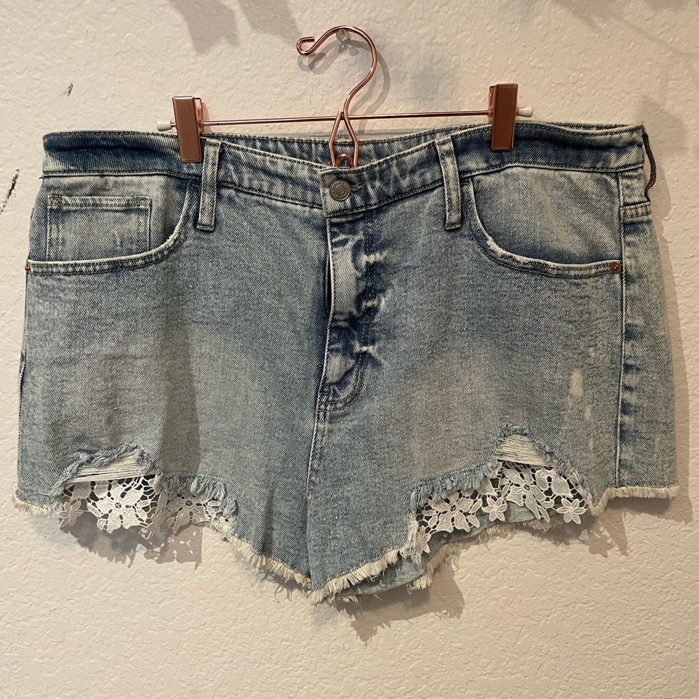 light blue jean shorts—>18